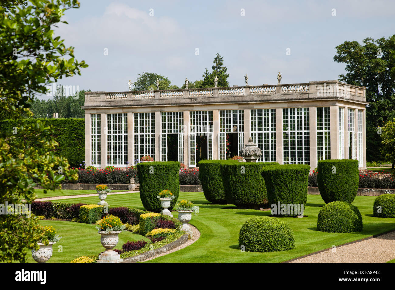 Die Orangerie und der italienische Garten im Juli im Belton House, Lincolnshire. Die Orangerie wurde von Wyatville entworfen und gebaut im Jahre 1819. Stockfoto