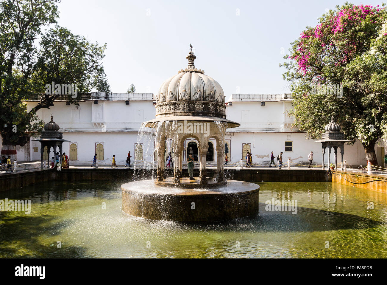 Ein Blick auf den Innenhof der Jungfrauen (Saheliyon-Ki-Bari) in Usaipur, Rajasthan Stockfoto