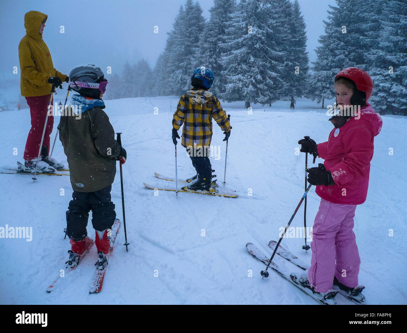 Klassenzimmer für Skifahren am Feldberg Deutschland lernen Kinder Stockfoto