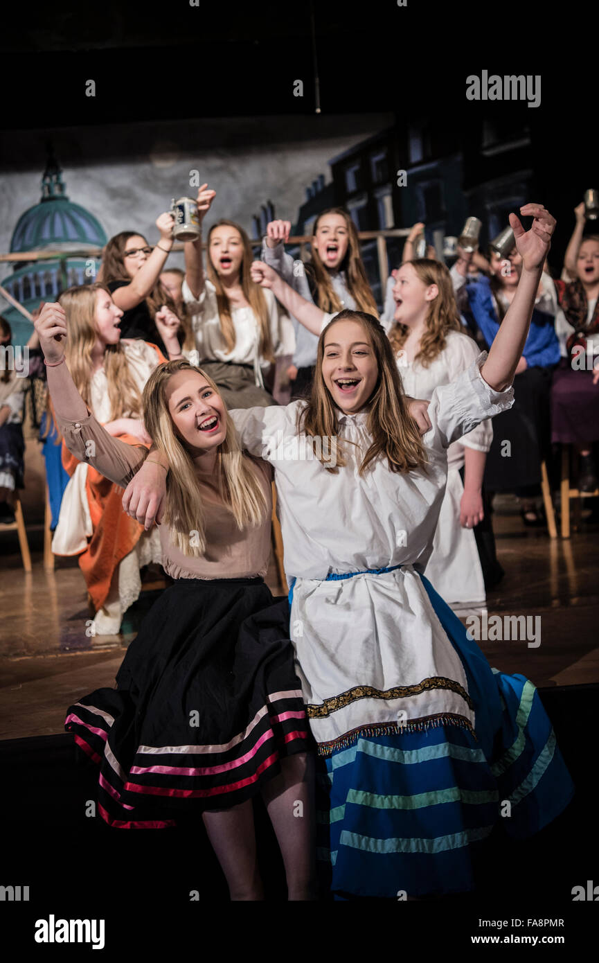 Jugendliche Schüler in einer Schule Aufführung des Musicals "Oliver!" basiert auf der Geschichte von Oliver Twist von Charles Dickens Stockfoto