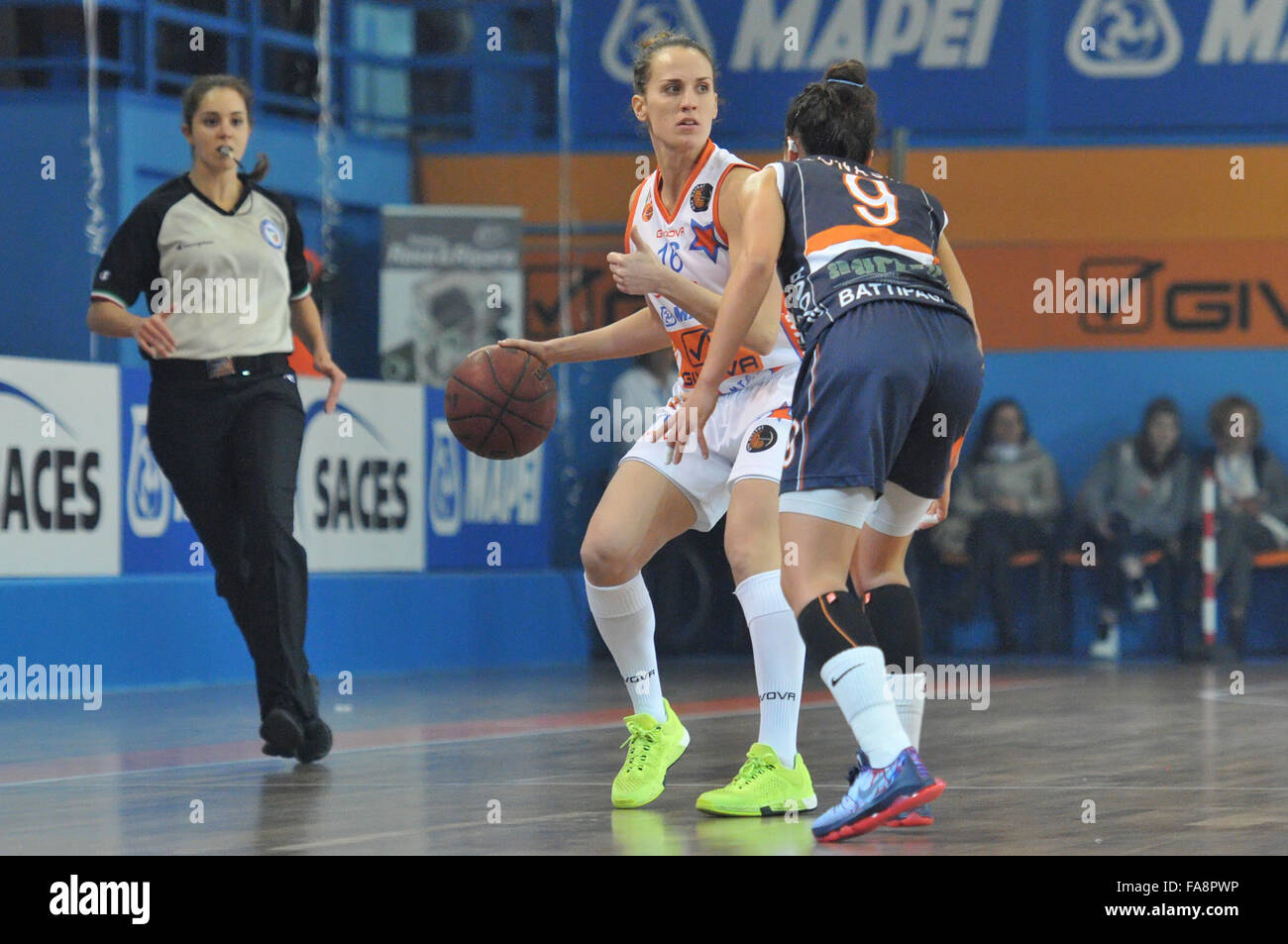 Neapel, Italien. 22. Dezember 2015. Neapel-Point guard Chiara Pastore in Aktion während der Meisterschaft italienische Serie A Frauen Basketball regulären Saison Saces Mapei Napoli vs. Convergenze Battipaglia. Naples-Team gewann das Spiel. © Paola Visone/Pacific Press/Alamy Live-Nachrichten Stockfoto