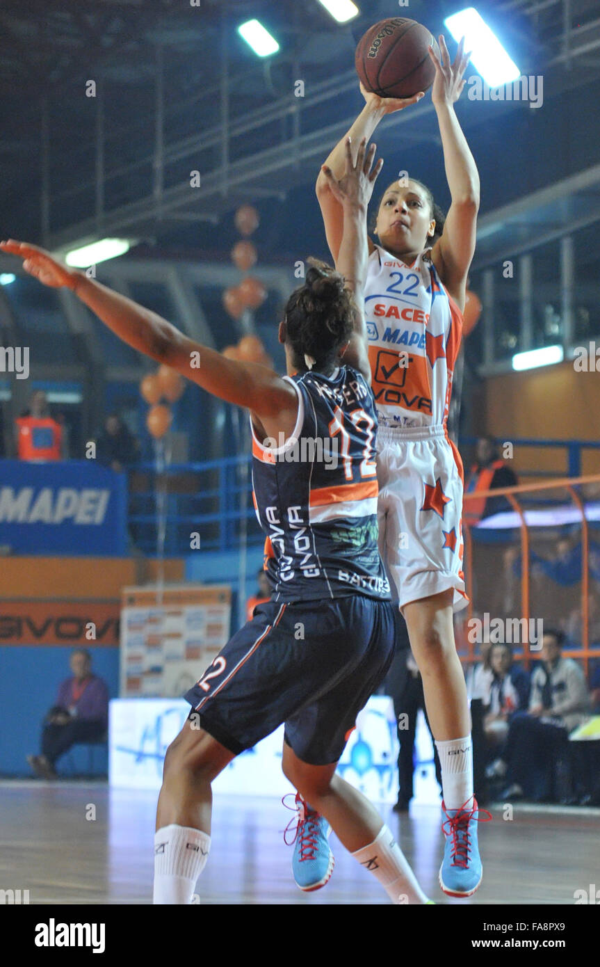 Neapel, Italien. 22. Dezember 2015. Neapel bewachen Cierra Burdick in Aktion während der Meisterschaft italienische Serie A Frauen Basketball regulären Saison Saces Mapei Napoli vs. Convergenze Battipaglia. Naples-Team gewann das Spiel. © Paola Visone/Pacific Press/Alamy Live-Nachrichten Stockfoto