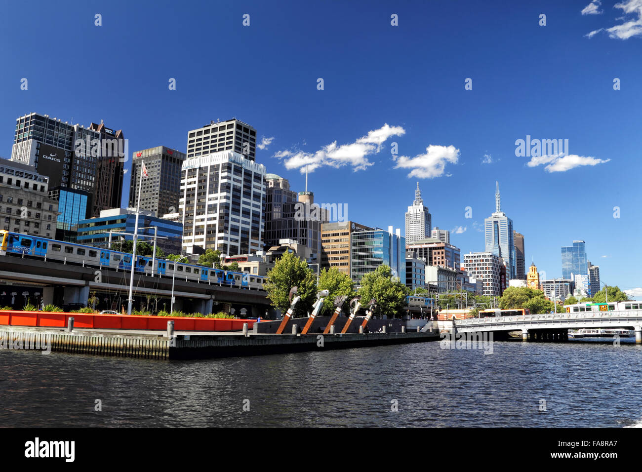 Blick von den Yarra River in Melbourne, Victoria, Australien, an einem sonnigen Sommertag. Stockfoto