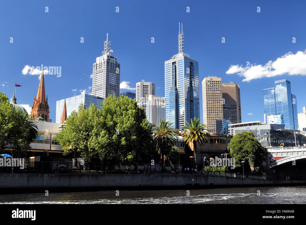 Blick von den Yarra River über Bolte Bridge auf Melbourne, Victoria, Australien, an einem sonnigen Sommertag. Stockfoto