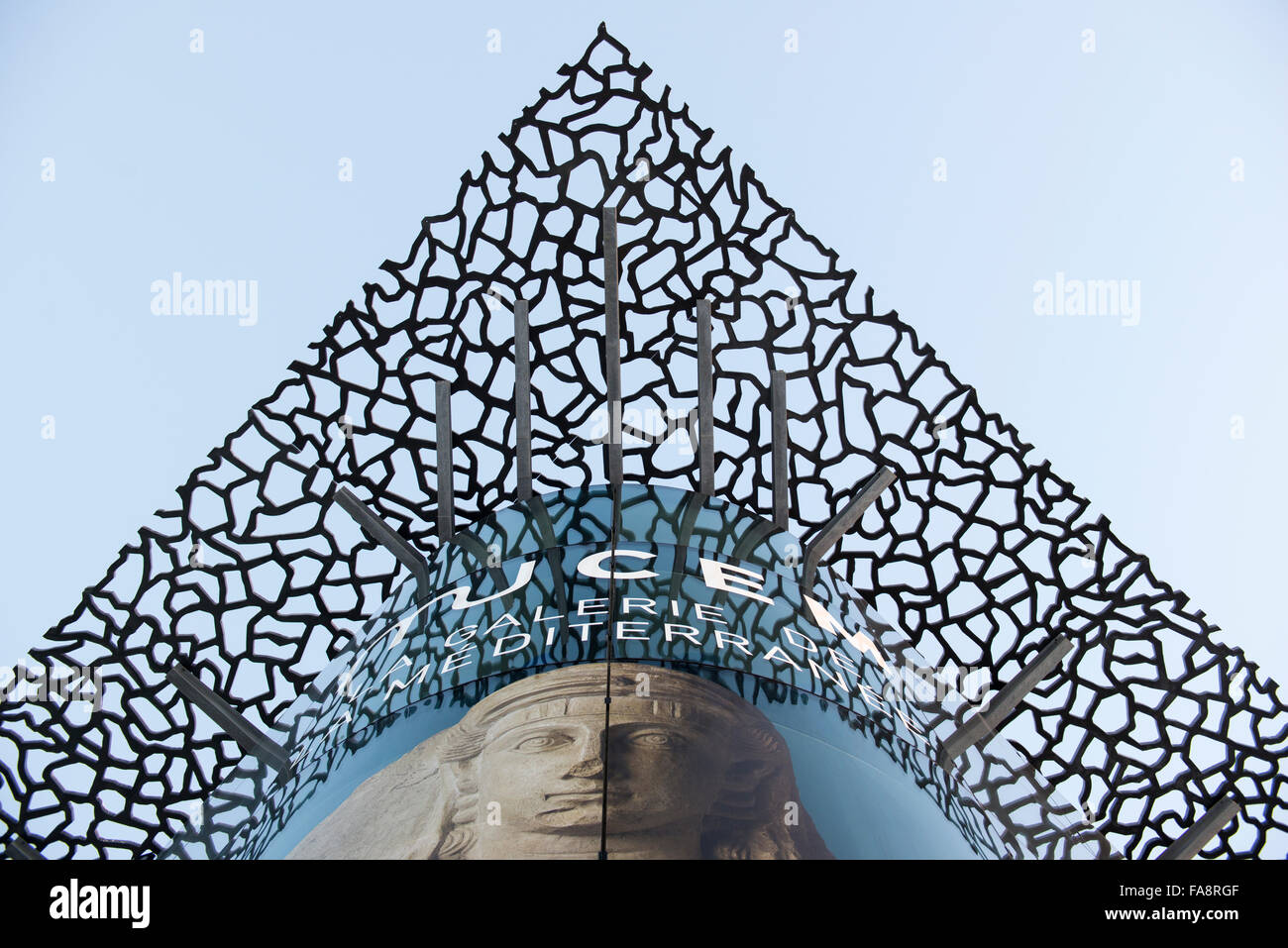 Blick auf das MUCEM Museum Dach und Fassade im Vieux-Port oder im alten Hafen von Marseille, Frankreich. Stockfoto