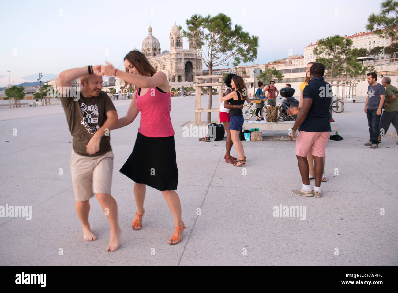 In einer brasilianischen Folklore Tanzgruppe versammeln sich am Vieux Port von der Kathedrale von Marseille zu tanzen üben. Stockfoto