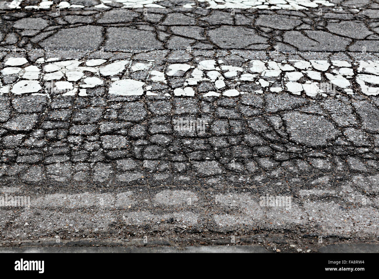 Risse im Asphalt Fahrbahn. Stockfoto