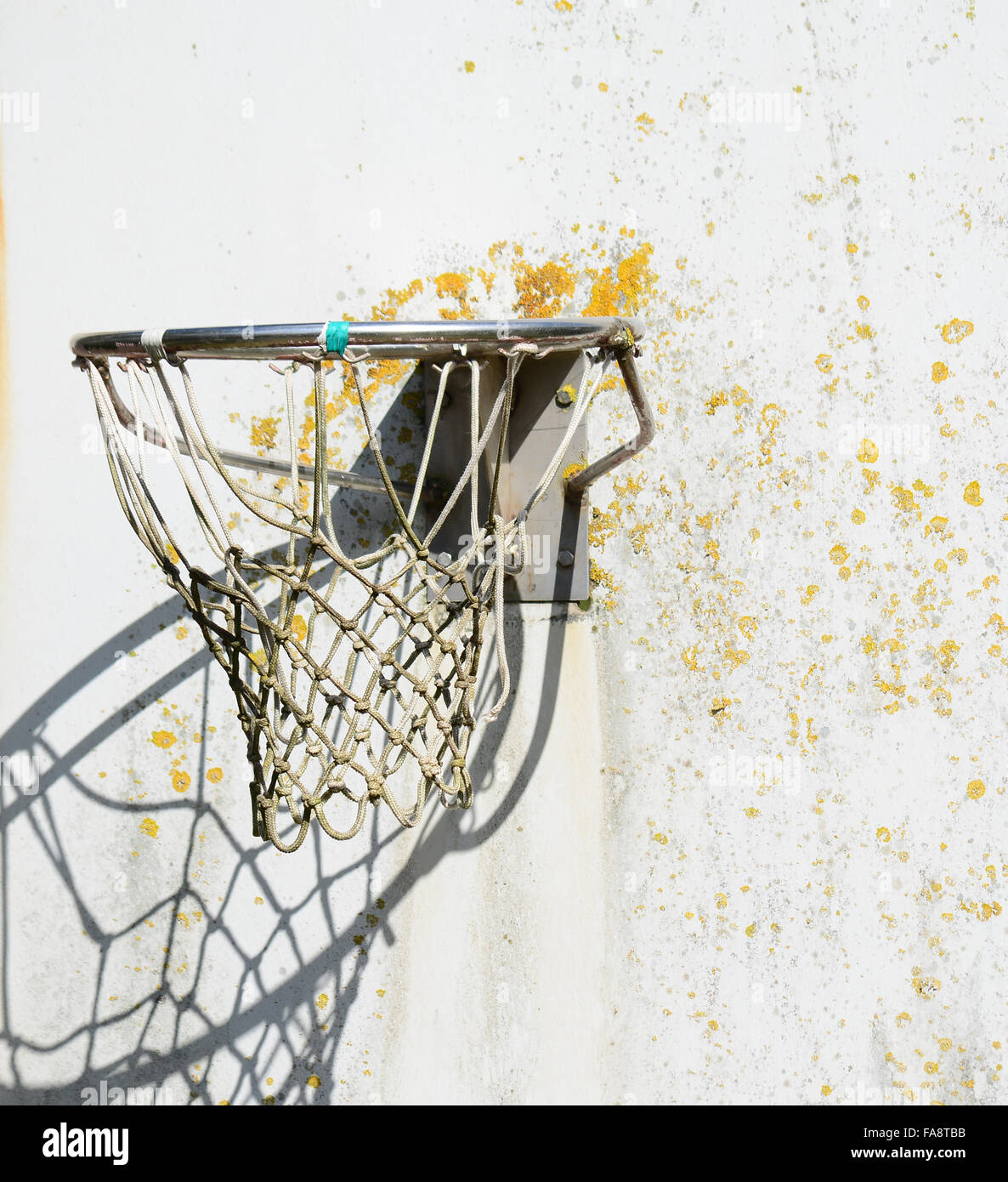 eine alte Basketballkorb auf einem Spielplatz Stockfoto