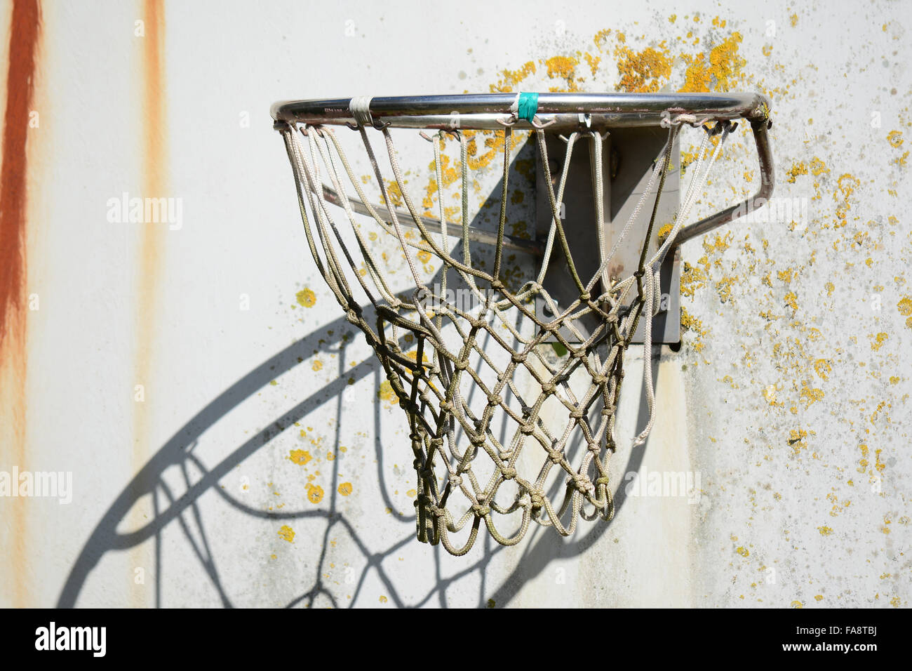 eine alte Basketballkorb auf einem Spielplatz Stockfoto
