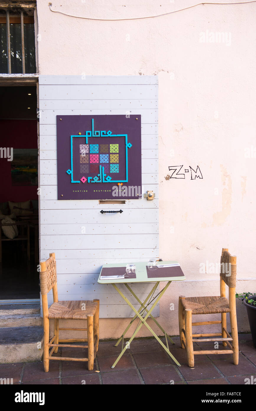 Einen leeren Tisch und Stühle am Ort Lorette, ein marokkanisches Restaurant befindet sich im Stadtteil Panier von Marseille, Frankreich. Stockfoto
