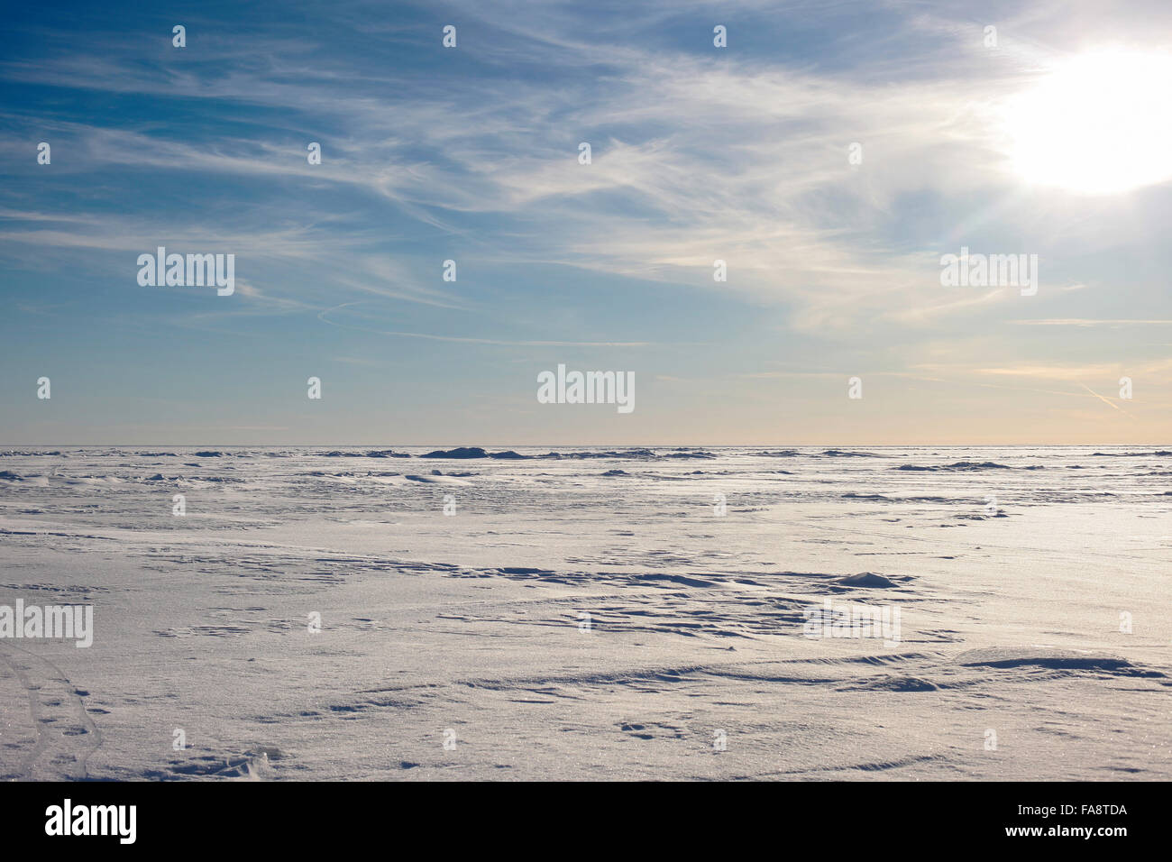 Zusammenfassung des arktischen Landschaft. Schnee-Ebene und Himmel Stockfoto