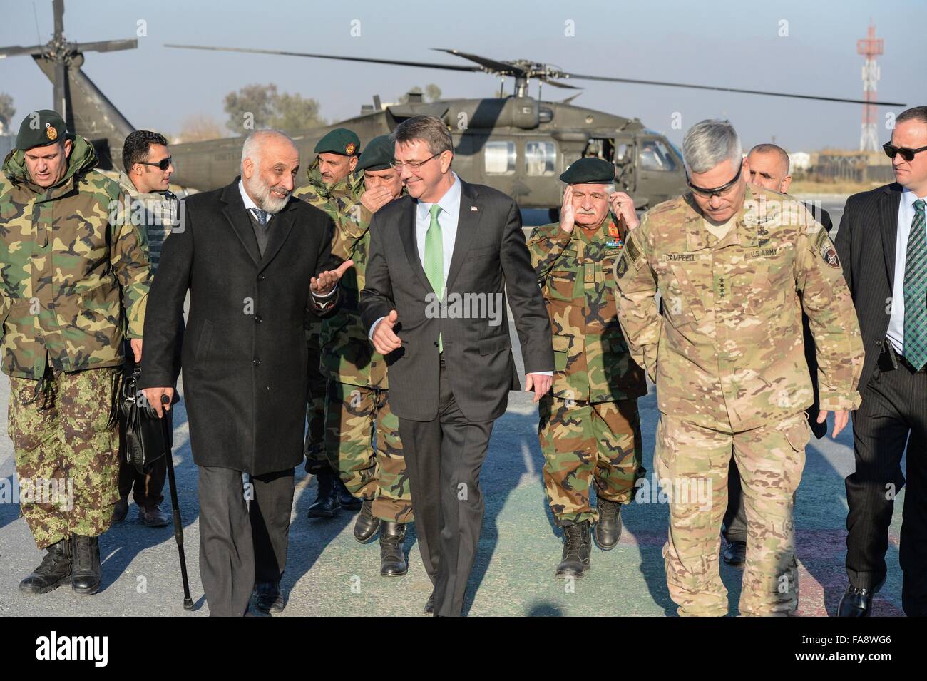 US-Verteidigungsminister Ashton Carter und afghanischen Verteidigungsminister Mohammed Masoom Stanekzai, links, Spaziergang mit Kommandeur der U.S. Streitkräfte General John Campbell während eine Überraschung Besuch in Forward Operating Base Fenty 18. Dezember 2015 in Jalalabad, Afghanistan. Stockfoto