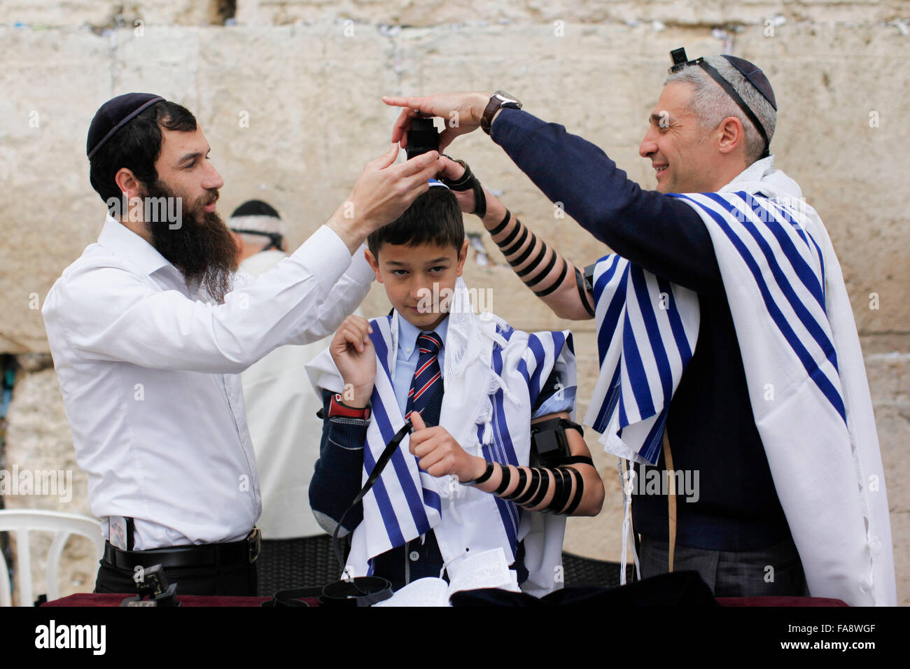 Ein kleiner jüdischer Junge feiert seine Bar Mizwa an der Klagemauer auch bekannt als die Klagemauer in Jerusalem, Israel. Stockfoto