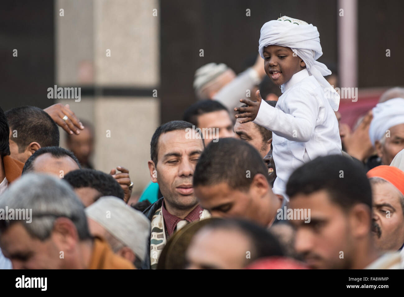 Kairo, Ägypten. 23. Dezember 2015. Ägyptischen Muslime nehmen Teil an einer Demonstration feiert Mawlid al-Nabi, des Geburtstags des Propheten Mohamed, in Kairo, Ägypten, am 23. Dezember 2015. Bildnachweis: Pan-Chaoyue/Xinhua/Alamy Live-Nachrichten Stockfoto