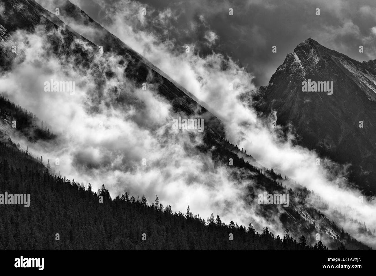 Endlose Kette Reichweite und Clearing Gewitterwolken im Jasper National Park Stockfoto