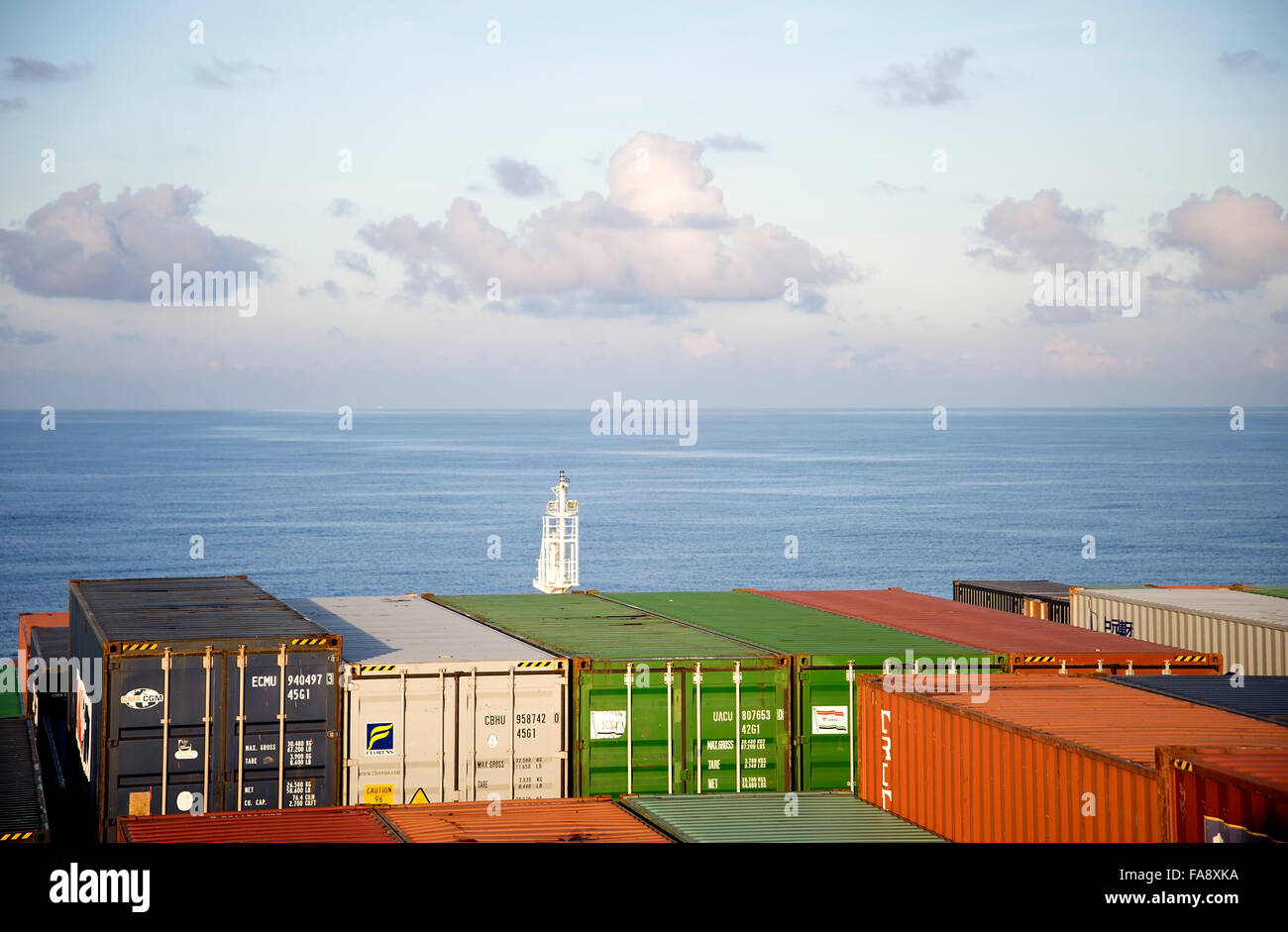 Container gestapelt im Bug des Containerschiffs Corte-Real, eines der größten Containerschiffe der Welt. Stockfoto