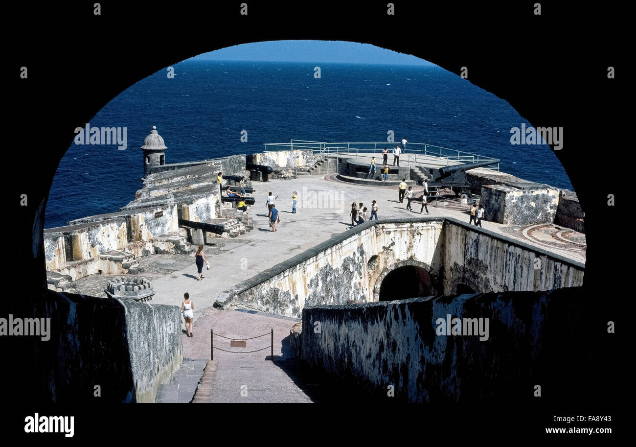 Die Festung Castillo de San Felipe del Morro entstand, während des 16. Jahrhunderts maritime Eindringlinge zu halten weg von der spanischen kolonialen Port von Old San Juan auf der karibischen Insel Puerto Rico, das ist jetzt ein Territorium der USA. Morro Castle wurde als eine nationale historische Site und ist eine große Attraktion für die Besucher nach San Juan, der Hauptstadt. Stockfoto