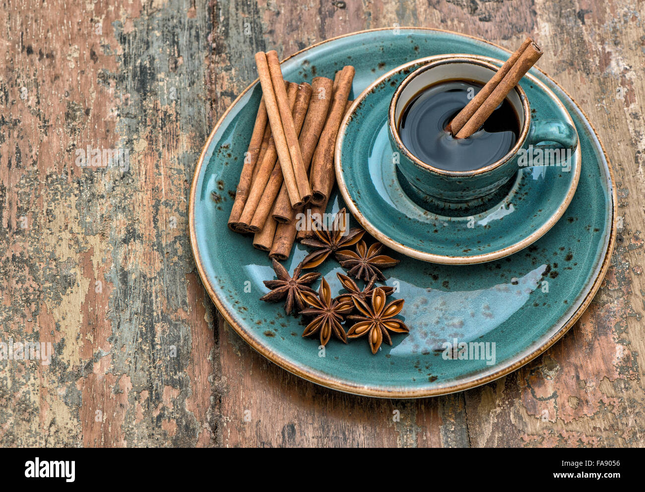 Kaffee mit Zimt und Sternanis Gewürze. Vintage-Stil-Stillleben Stockfoto