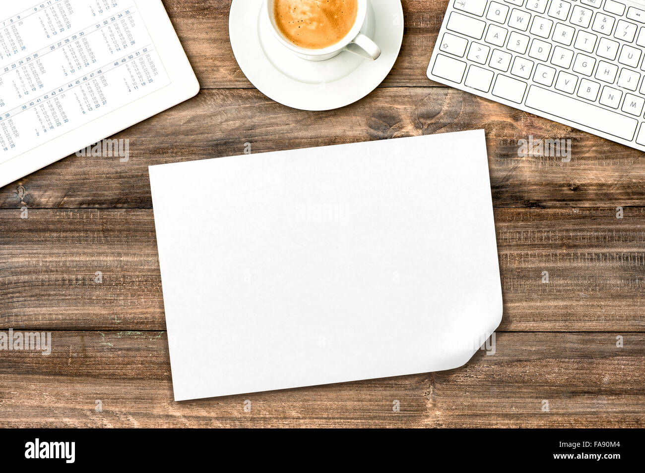 Digital-Tablette mit Kalender. Business-Management-Konzept. Büro-Schreibtisch mock-up Stockfoto