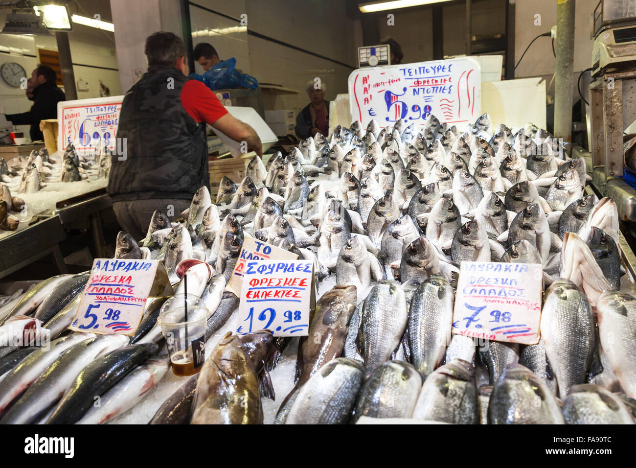 Fisch stand auf Athen Central Market, öffentliche Markthallen, auch genannt Varvakios Agora oder Dimotiki Agora. Athen, Griechenland Stockfoto