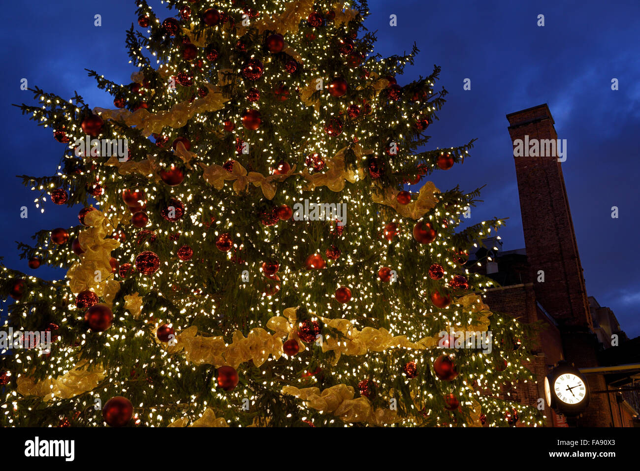 Distillery District Toronto Weihnachtsmarkt dekoriert im freien Baum mit Uhr und Kessel Haus Schornstein Stockfoto