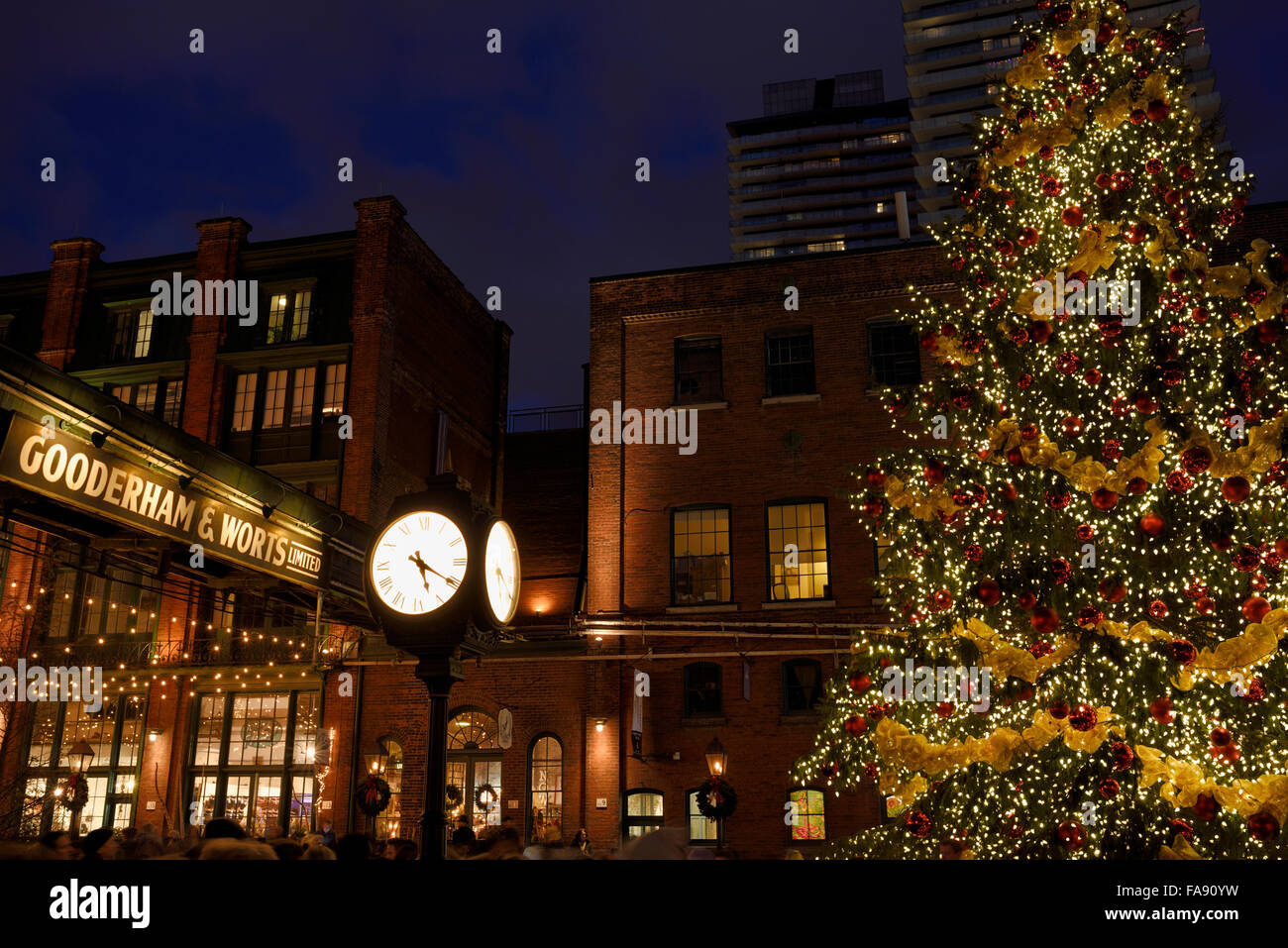 Historic Distillery District Rohrbrücke und Uhr mit Toronto Weihnachtsmarkt verziert Outdoor-Baum Stockfoto