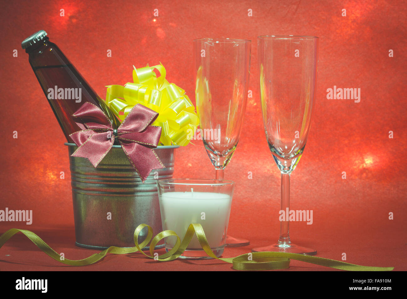 Kühlen Champagner und Glas vorbereiten für die Feier. Weiße Kerze an Weihnachten und Neujahr Festival. Stockfoto