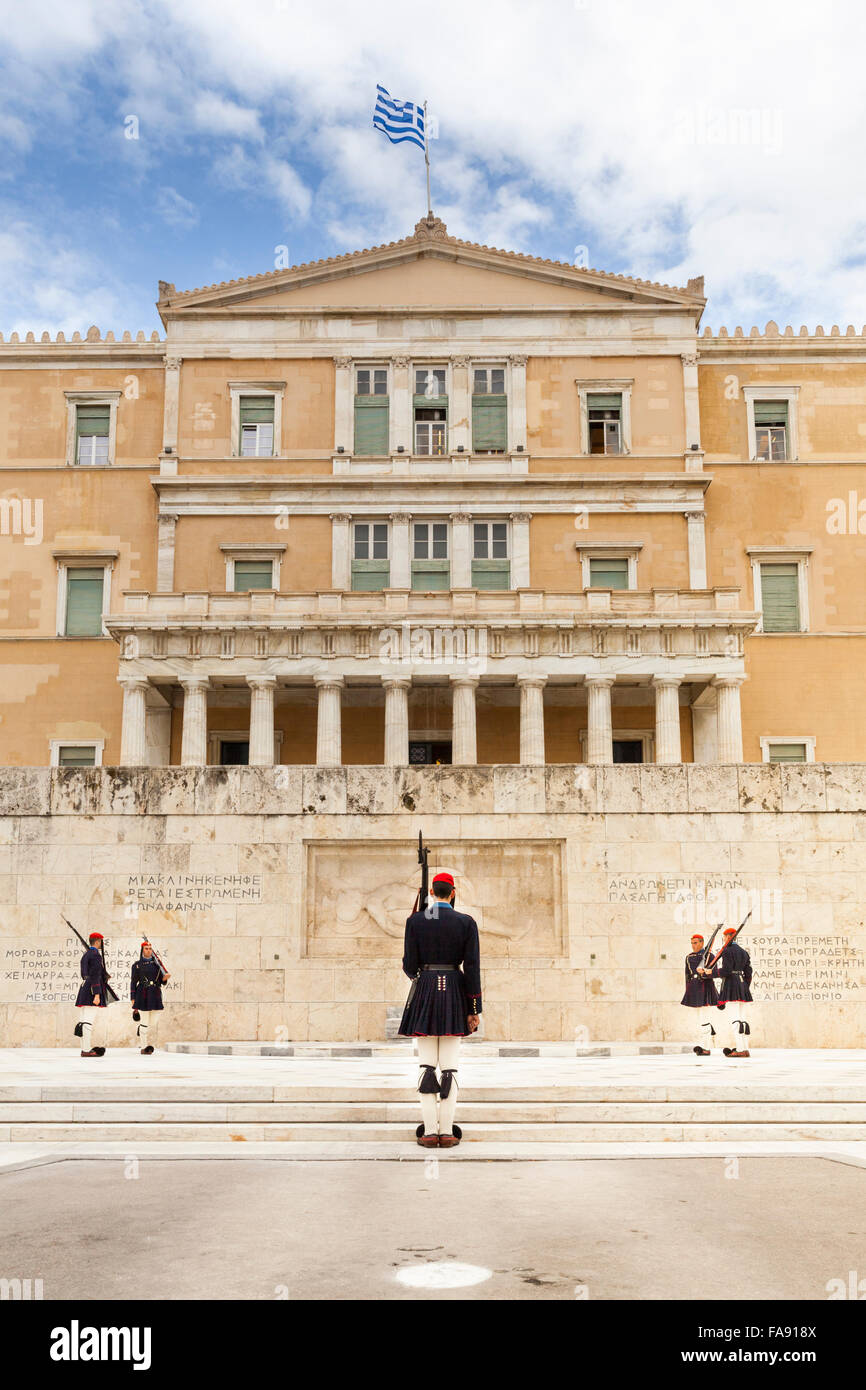Das griechische (griechisch)-Parlament in Athen, bei den Präsidentschaftswahlen Wachen genannt Evzonen, vor. Athen, Griechenland Stockfoto