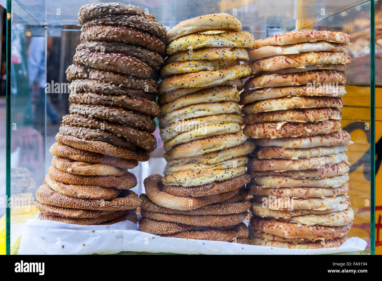 Stapel von griechische Pitta oder Pita Brot in einer Garküche in Athen, Griechenland Stockfoto