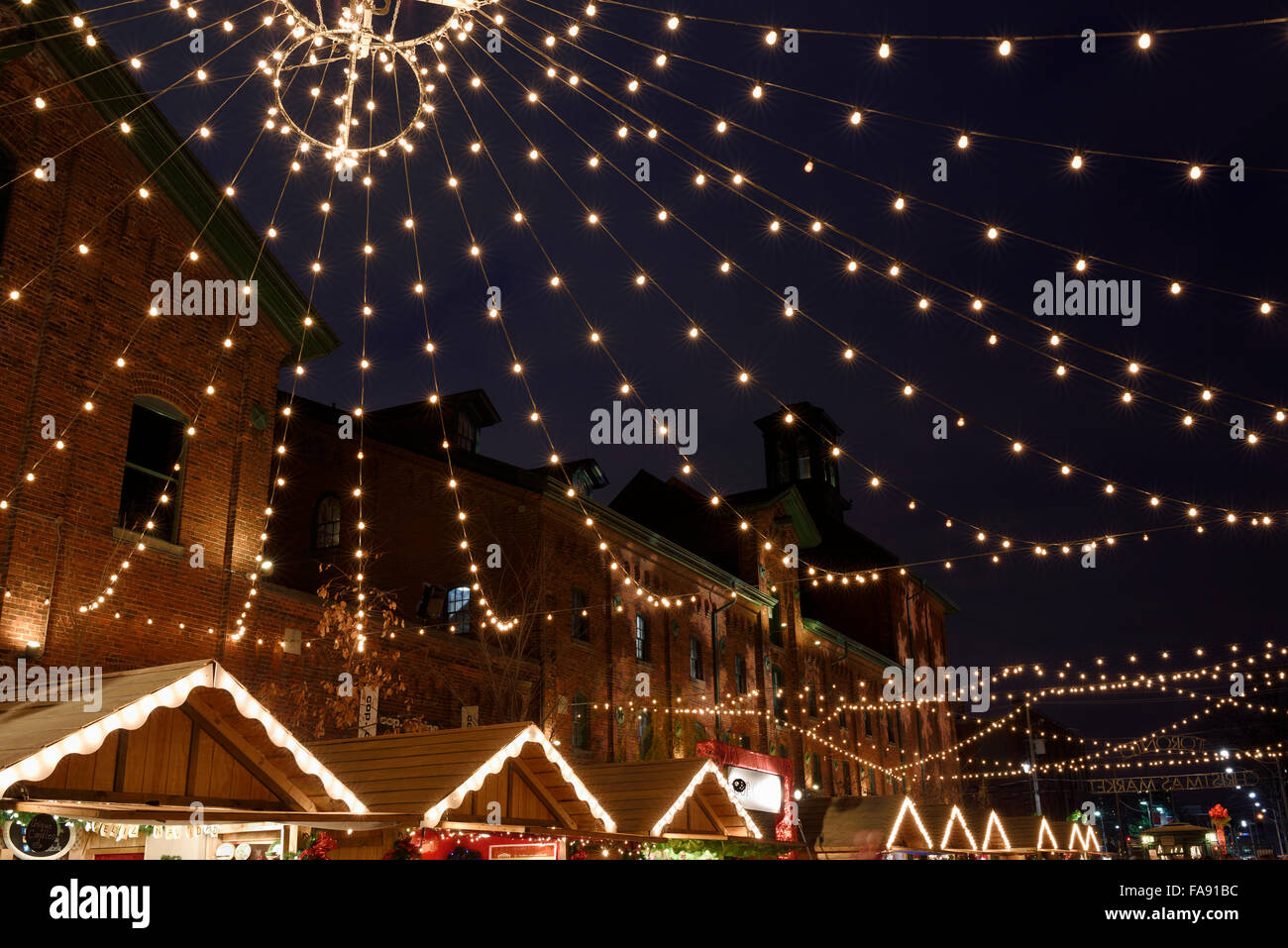 Leuchten für den Weihnachtsmarkt in Toronto über Trinity Street Distillery District aufgereiht Stockfoto