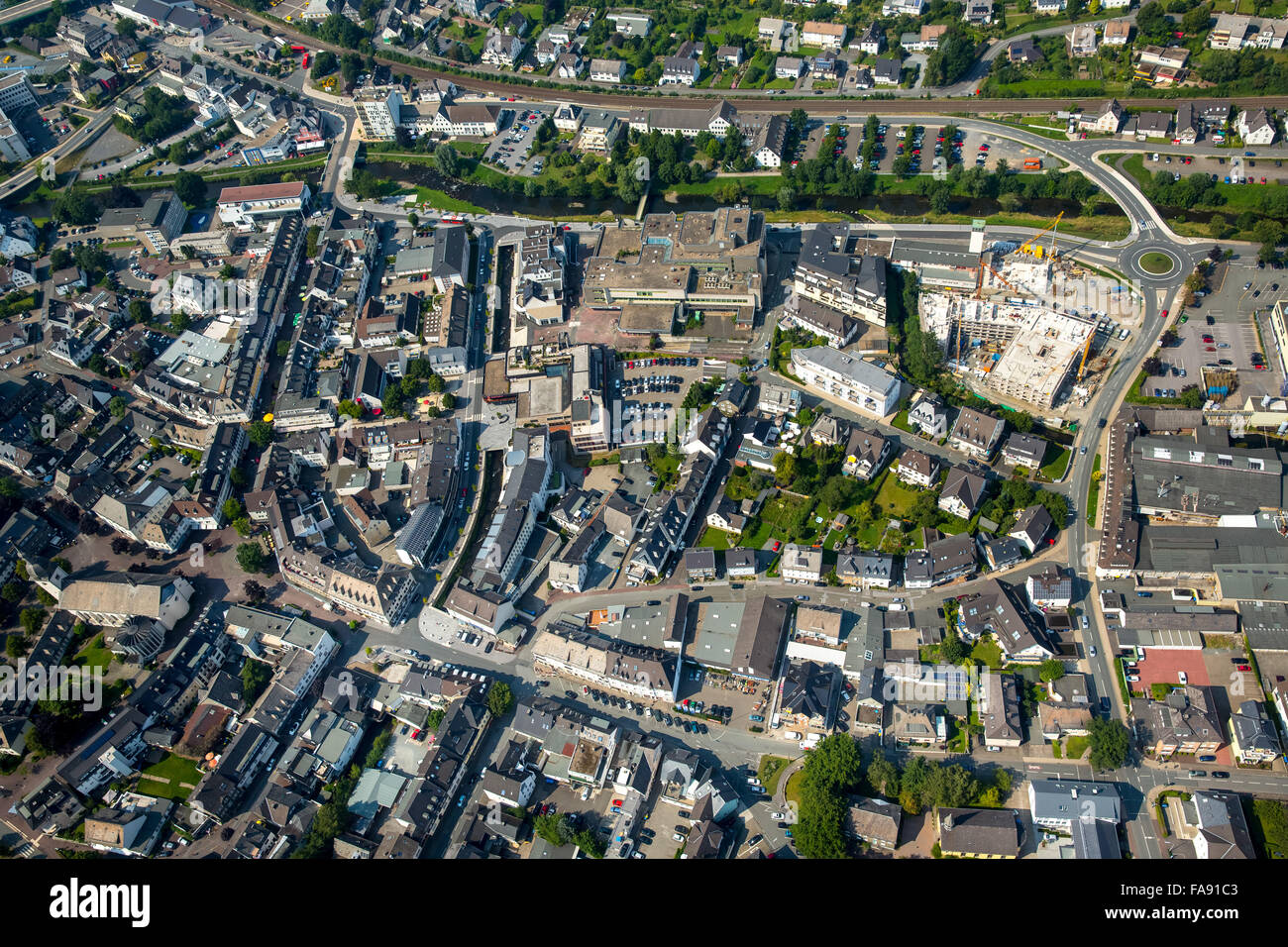 Ortskern mit Henne öffnen, Kauf Hausruine Horten, Mehrfamilien Wohnhaus in Rinschen Park, Meschede, Sauerland Stockfoto