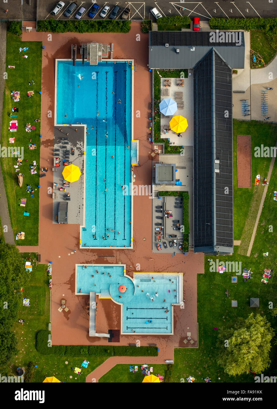 Schwimmer Pool, Sonnenschirme, Perpendicular Recording, Heißwasser im freien Geisweid, Siegen, Siegerland, Südwestfalen, Stockfoto