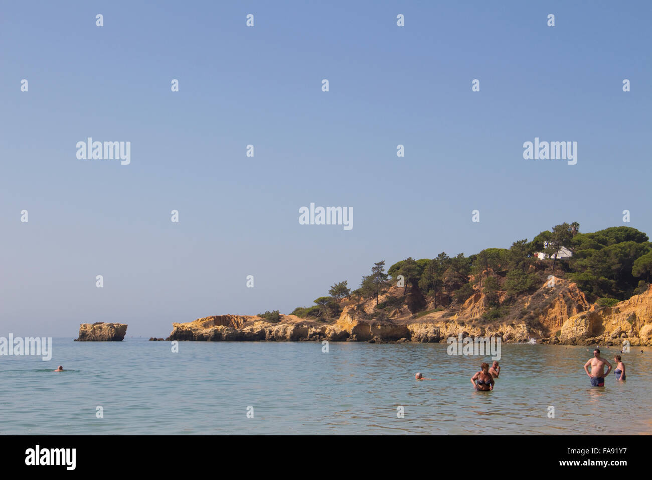 Junge, spielen am Strand von Praia De Santa Eulalia, in der Nähe von Albufeira, Algarve, Portugal Stockfoto