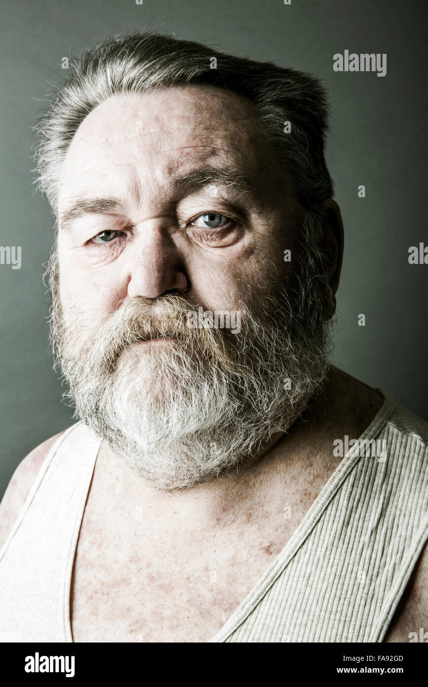 Fettleibige Senior mit Vollbart und in seinem Unterhemd, Porträt, Deutschland Stockfoto