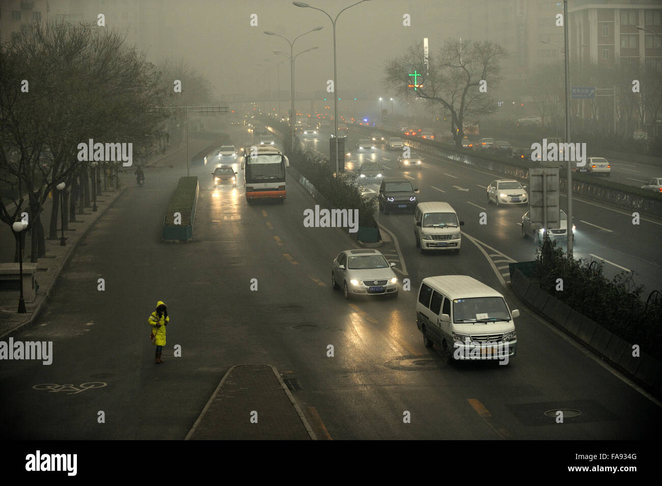 Ein dicker Nebel aus Luftverschmutzung Umschläge Peking, China. 1. Dezember 2015 Stockfoto