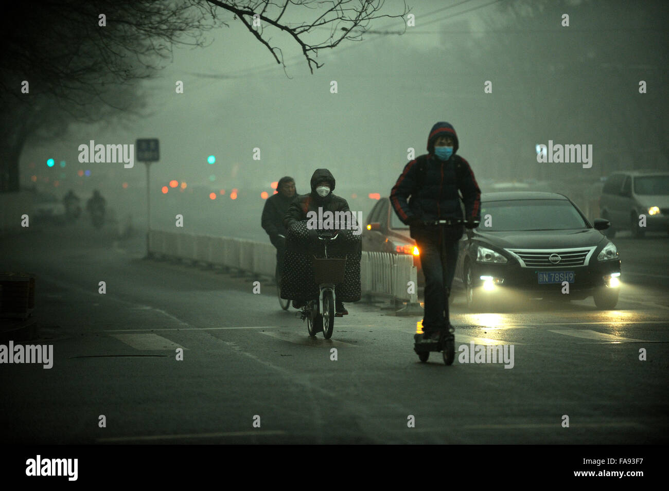 Menschen tragen Masken, wie ein dicker Nebel aus Luftverschmutzung Umschläge Peking, China. 1. Dezember 2015 Stockfoto