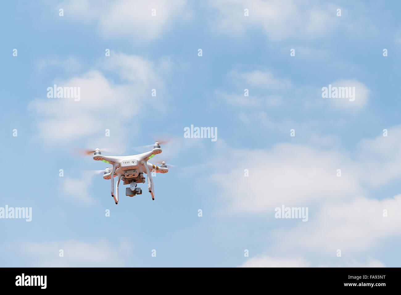 Quadrocopter fliegen in den Himmel Stockfoto