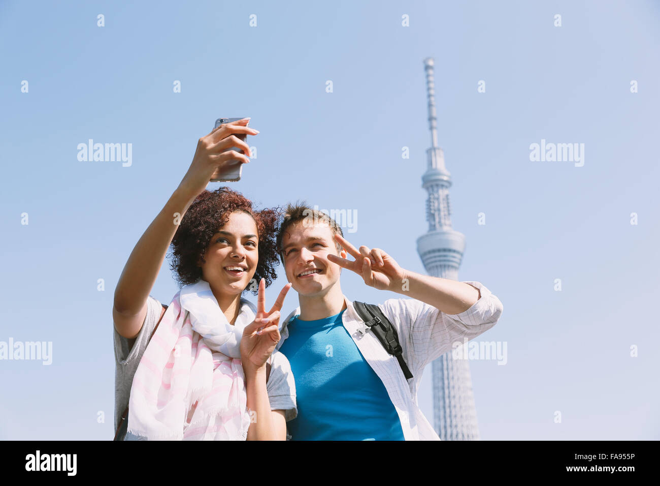 Multi-ethnischen Paar genießt Tourismus in Tokio Stockfoto