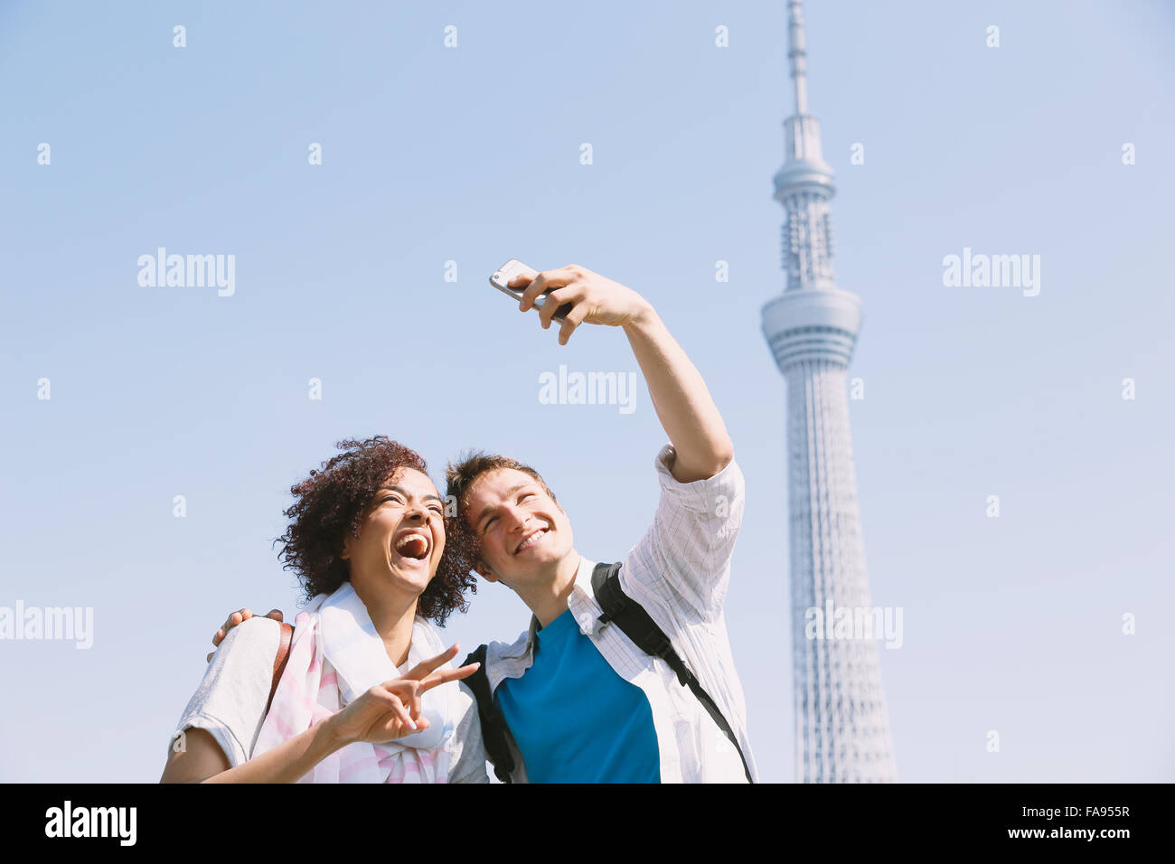 Multi-ethnischen Paar genießt Tourismus in Tokio Stockfoto