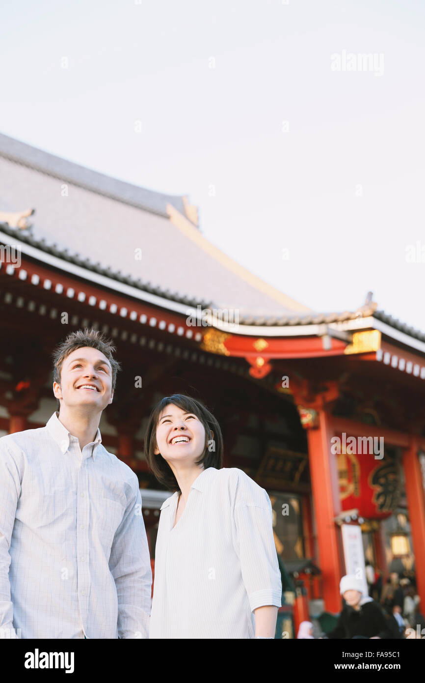 Multi-ethnischen Pärchen genießen Tourismus in Tokio Stockfoto