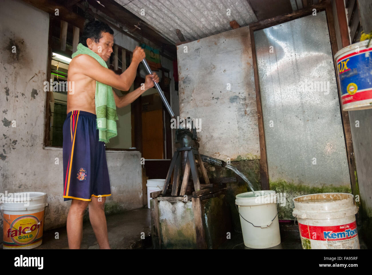 Aufenthalt von einem dichten Nachbarschaft in Jakarta pumpen Wasser aus der Gemeinde. Stockfoto