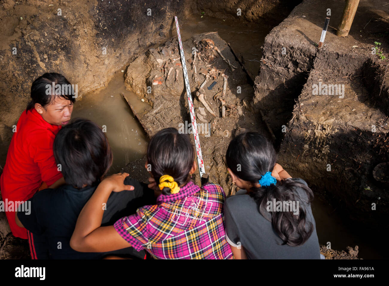 Die Dorfbewohner diskutieren an der Ausgrabungsstätte der prähistorischen Grabstätte, die von der Indonesischen Nationalen Archäologieforschung in Karawang durchgeführt wurde. Stockfoto