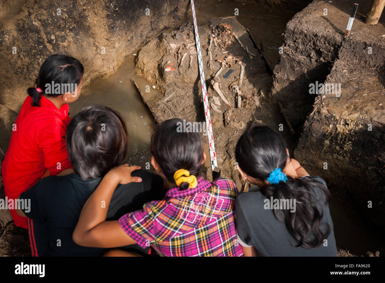 Dorfbewohner achten auf die Ausgrabungsstätte der prähistorischen Grabstätte, die von der Indonesischen Nationalen Archäologieforschung in Karawang durchgeführt wurde. Stockfoto