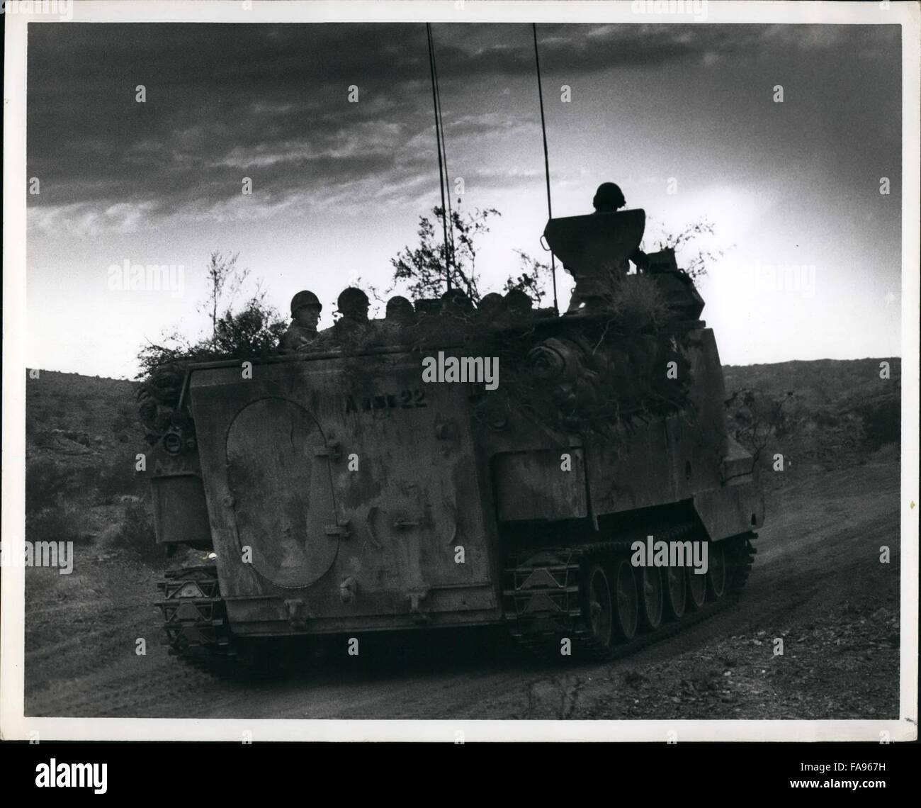 1975 - 29 Palms Kalifornien ein Element der 7. Mas (Marine Amphibious Battalion) Teil der schnellen Eingreiftruppe Wüste Mensurebers in der Mojave-Abstieg halten. © Keystone Bilder USA/ZUMAPRESS.com/Alamy Live-Nachrichten Stockfoto