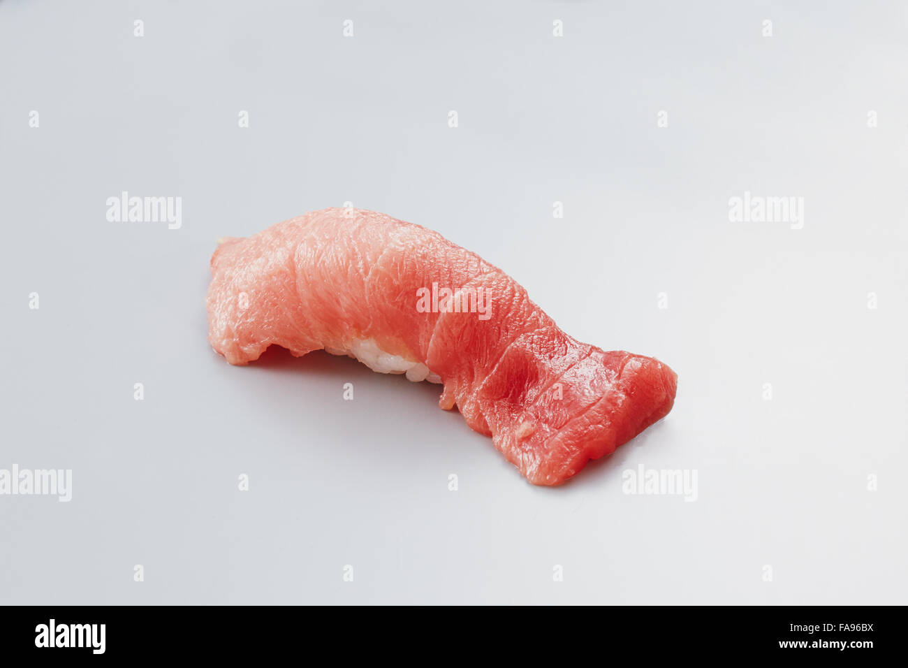 Sushi auf einem weißen Tisch Stockfoto