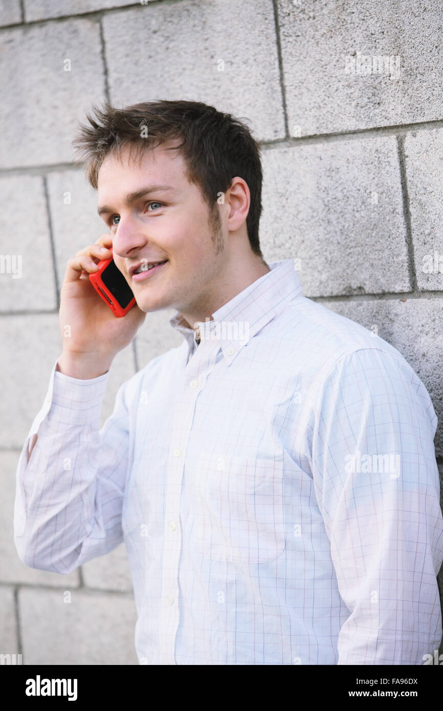 Porträt des kaukasischen Jüngling am Telefon Stockfoto