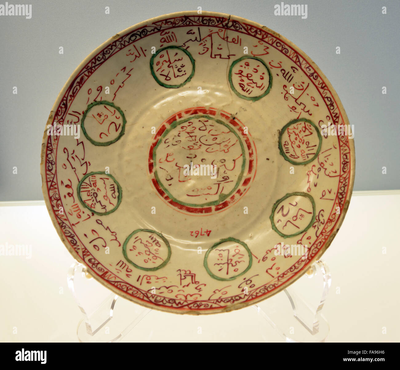 Polychrome Schale mit arabischen Inschriften. Zhangzhou Ware. Shanghai Museum. Stockfoto