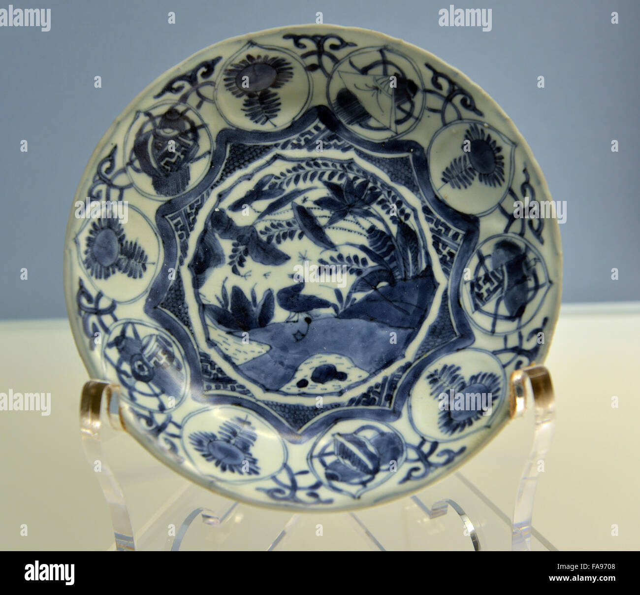 Blau-weiße Schale mit Wasservögel und Panel-Designs. Shanghai Museum. Stockfoto