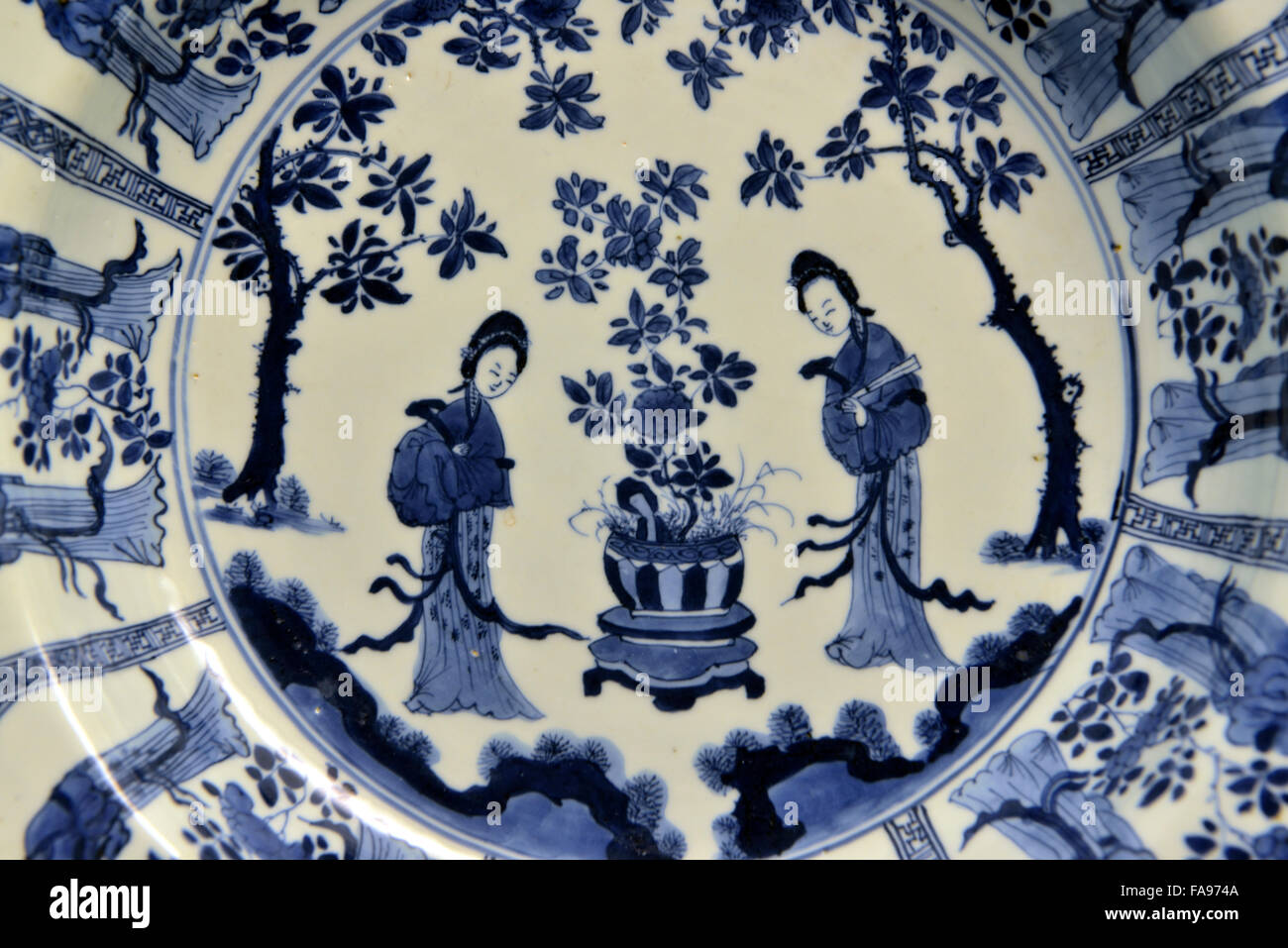 Blau-weißen gelappt Platte mit den Damen. Shanghai Museum. Stockfoto