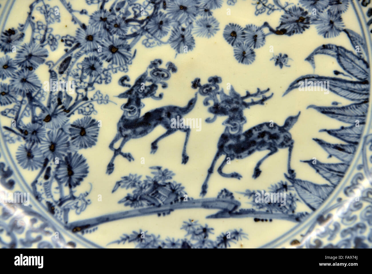 Blau-weißen Teller mit Rehen und Pinien. Shanghai Museum. Stockfoto